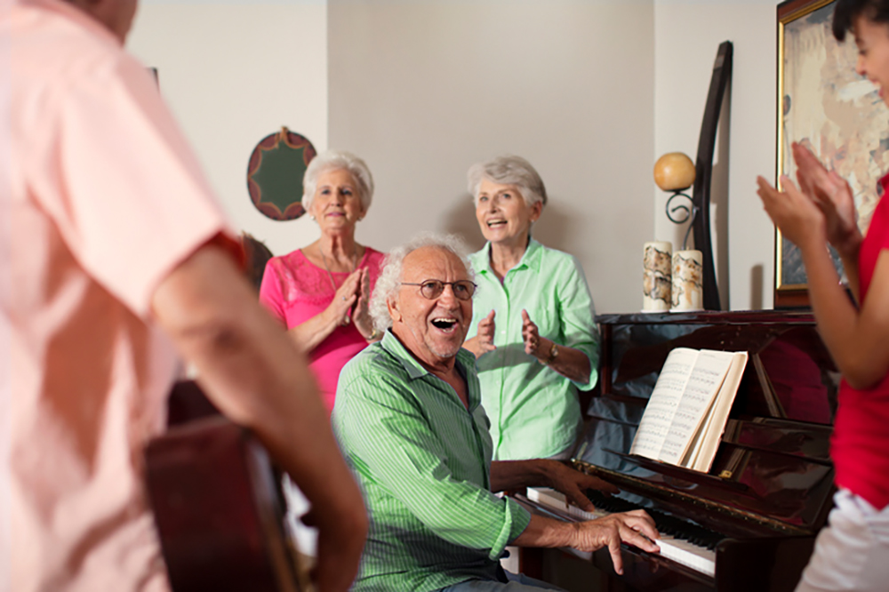 Ältere Menschen musizieren im Seniorenheim