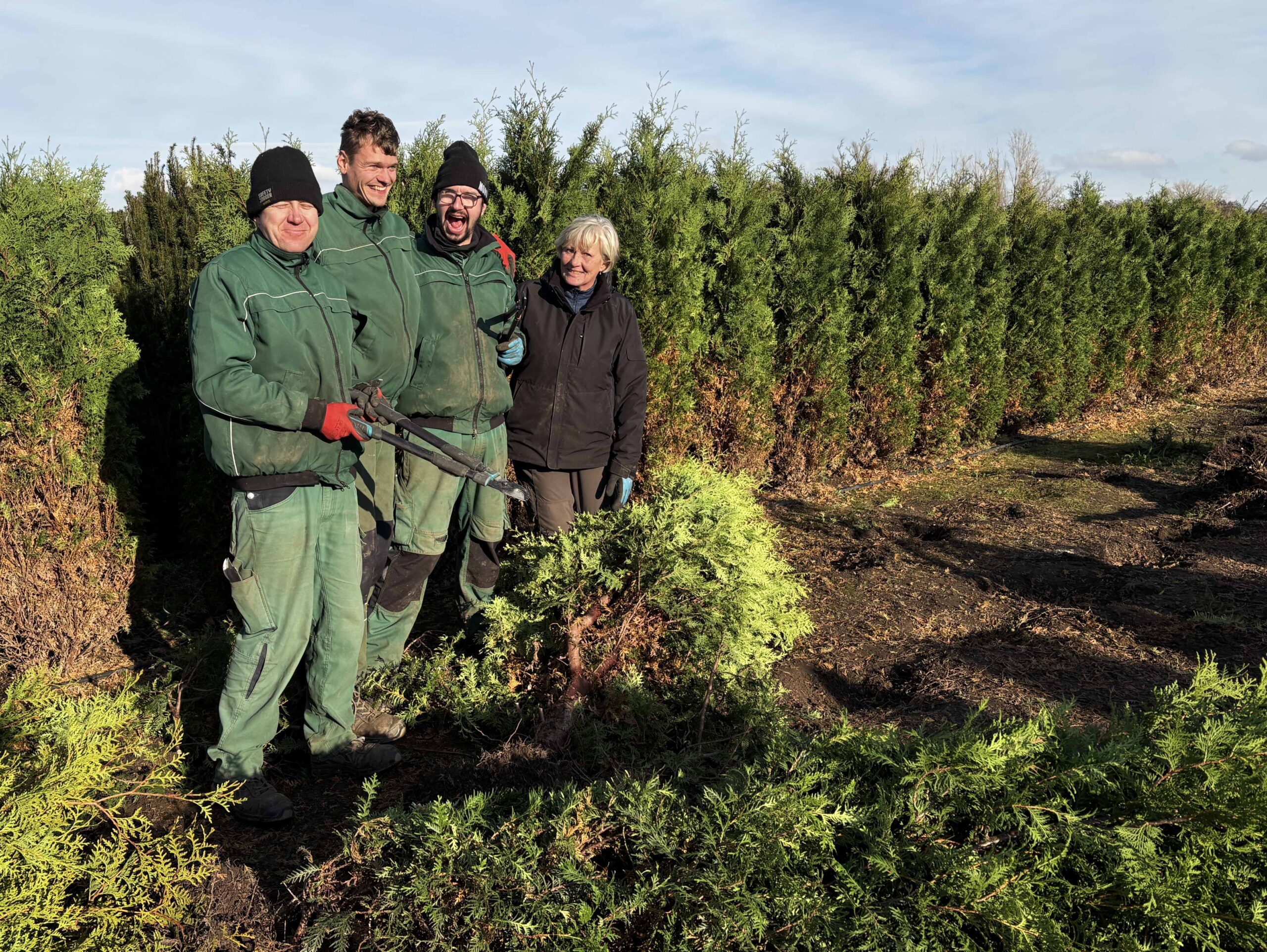 Haben viel Freude beim Baumschnitt (von links): Hubert Maczkowiak (43), Mathias Schönbrunn (28), Manuela Lendel und Nils Vogeley (24).