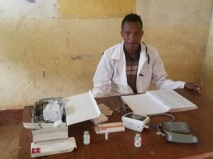 Der Krankenpfleger präsentiert auf einem Tisch sein medizinisches Äquipment