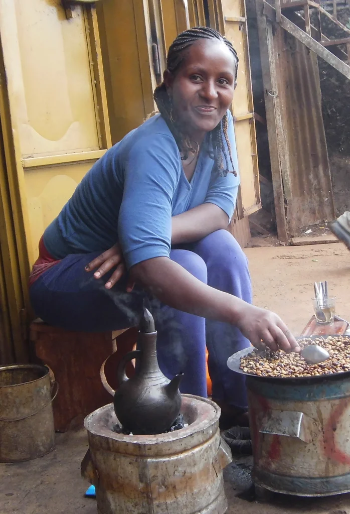 Frau bei der Kaffeeaufbereitung