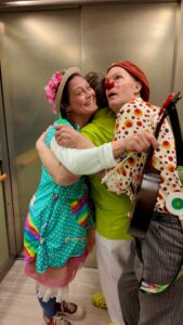 Die Klinikclowns Hella Propella und Oki Doki sind der bunte Tupfer im Evangelischen Seniorenzentrum Emmaus-Haus in Potsdam.