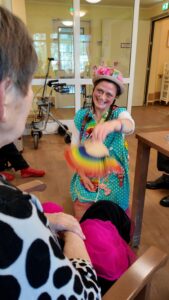 Hella Propella in Kontakt in Bewohnern des Emmaus-Hauses in Potsdam.