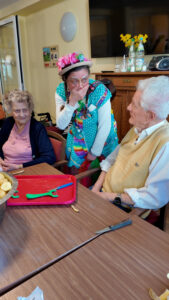 Ein bunter Tag im Evangelischen Seniorenzentrum Emmaus-Haus mit den Klinikclowns 