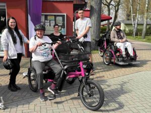 Freuen sich über die neuen und außergewöhnlichen Vehikel (von links): Angelique Vetterle (Team-Koordinatorin), Bewohnerin Edeltraut Zimmer, Hausleitung Janina Kuhlmann, Gruppenbetreuer Patrick Schulz und Bewohner Uwe Richter.