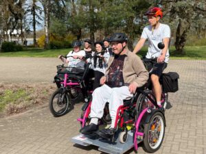 Bevor es zum Spargelhof Mötzow geht, wird eine Runde im Innenhof von Fliedners Wohnen auf dem Lindenhof in Roskow gedreht.