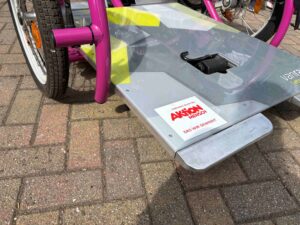 Die beiden, auf die Bewohner des Lindenhofs zugeschnittene elektrische Lastenräder wurden zu 100 Prozent von Aktion Mensch finanziert. Beide speziellen Vehikel kosten zusammen knapp 40.000 Euro.