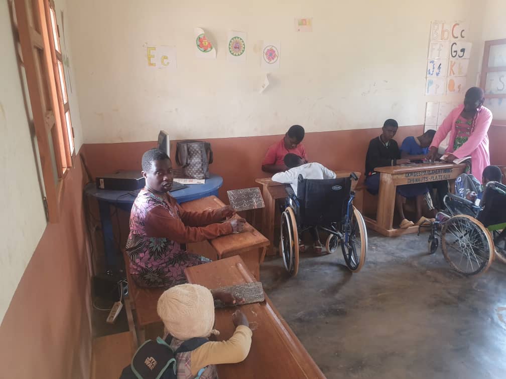 Schuluntericht bei AHPPV mit 7 Kindern, zum Teil im Rollstuhl und im Alter von 6 bis 12 Jahren