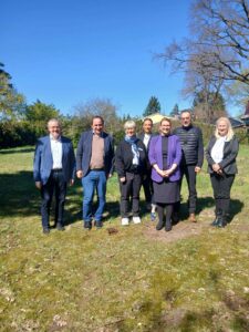 Offener Austausch auf Augenhöhe (von links): Frank Eibisch (Theologischer Leiter), Dr. Jörg Antoine (Kaufmännischer Leiter), Eva-Maria Dressler (Geschäftsführung LDMA), Madeleine Bensch (Pflegedienstleitung), Jennifer Collin-Feeder (Bürgermeisterin Oranienburg), Joachim Damus (Bereichsleitung Kita) und Heike Hoempler (Standortleitung) auf der Gelände des Evangelischen Senionrenzentrums Elisabethstift in Oranienburg.