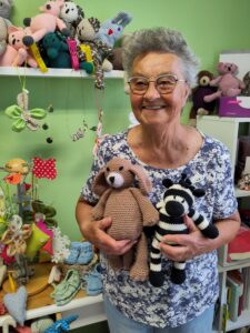 Ist mit Herz und Hand für andere da: Renate Ahlert (86) aus Bad Belzig fertigt in liebevoller Handarbeit Tiere aus Wolle an.