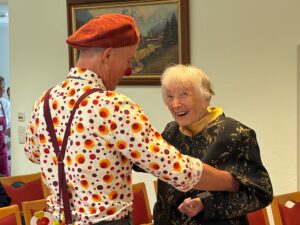 Clown im Emmaushaus mit Bewohnerin 