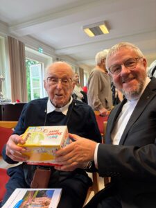 Frank Eibisch, Theologischer Leiter, Lafim-Diakonie mit Bewohner im Emmaus-Haus Potsdam 