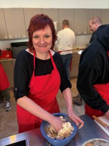 Ein spannender Workshop der AWO zum Thema pflanzenbasierte Ernährung fand in der Volkshochschule Berlin Kreuzberg-Friedrichshain statt – und mittendrin unsere engagierte Lafim-Diakonie Köchin Diana Steffens aus Finsterwalde.