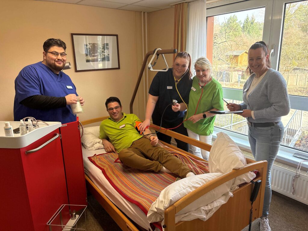 Haben viel Freude beim Lernen an der Ausbildungsstation (von links): die drei Azubis Khaled Abd-Alhafiz (24), Martin-Leo Leubert (45), Pia Kuhrmann (19) mit den beiden Praxisanleiterinnen Brigit Reppert und Claudia Thiede.
