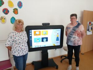 Der Caretable kommt bei den Tagesgästen sehr gut an (von links): Mitarbeiterin Camilla Baulain und Tagesgast Elke Kunzmann.