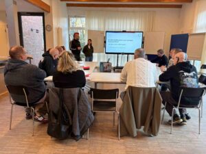 Vor dem Koch-Workshop gab es spannende Informationen rund um die pflanzenbasierte Ernährung von Martin Horn (Fachkoordination für die Bereiche Küche & Ernährung bei der AWO) und Saskia Wendt (Wissenschaftliche Mitarbeiterin bei KLUG (Deutsche Allianz Klimawandel & Gesundheit) und studierte Ökotrophologin mit einem Master in Ernährungstherapie