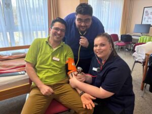 Auf dem Weg zu Pflegefachkräfte (von links): Martin-Leo Leubert (45), Khaled Abd-Alhafiz (24) und Pia Kuhrmann (19).