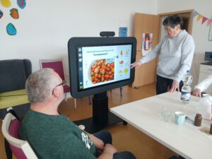 Interaktiv und vielfältig: Bei den Tagesgästen der Tagespflege der Lafim-Diakonie in Ziesar kommt die neue digitale Anschaffung sehr gut an und wird in die alltäglichen Aktivitäten integriert.