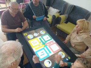 Egal ob Zutaten für ein Gericht, Gedächtnistraining mit Memory oder Gesellschaftsspiele – der Caretable sorgt für Abwechslung und viel Spaß.