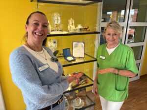 Besondere Auszeichnung (von links): Die Praxisanleiterinnen Claudia Thiede und Birgit Reppert präsentieren stolz die Wichernplakete. Eine Auszeichnung, die das Evangelische Seniorenzentrum Willi Kupas der Lafim-Diakonie von der Diakonie Berlin-Brandenburg-schlesische Oberlausitz verliehen bekommen hat. Diese gehört innerhalb der diakonischen Arbeit zu den höchsten Ehrungen.