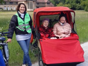 Rikscha-Fahrt Ehrenamtliche mit Bewohnerinnen bei Ausflug 