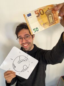 Unser Bankkonto ist oft ein größerer Klimatreiber als Heizung oder Dienstwagen – und kaum jemand weiß es. Wie wir als sozialer Träger aber auch Privatpersonen mit einem einzigen Schritt Emissionen senken können, erklärt Christian Schehle, Stabsstellenleiter Klimaschutz und Nachhaltigkeit.