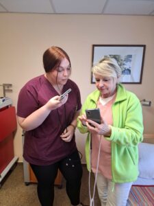 Pia Kuhrmann und Birgit Reppert führen vor, wie einfach die Handhabung der Voize-App ist